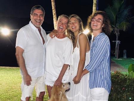 De camiseta branca e shortinho, Xuxa tem Réveillon simples em família -  01/01/2021 - UOL TV e Famosos