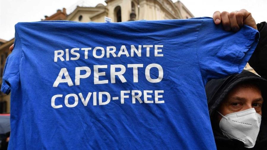 Pessoas em Roma protestam contra fechamento de restaurantes - Alberto Pizzoli/AFP