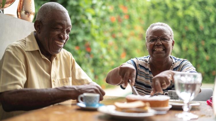 Casal de idosos em mesa, velho e velha, idoso, idosa, casal refeição, comida - iStock - iStock