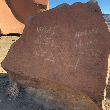 O petróglifo vandalizado por turistas no parque texano - Reprodução/Instagram