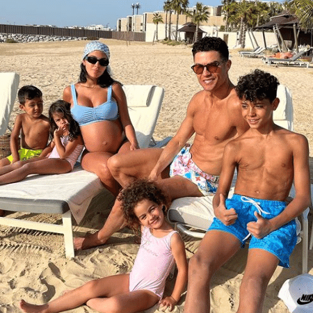 Cristiano Ronaldo e a sua namorada, Georgina, anunciaram o falecimento de um de seus filhos. A familia contou sobre a gravidez no final do ano passado pelas redes sociais - Reprodução/Instagram 