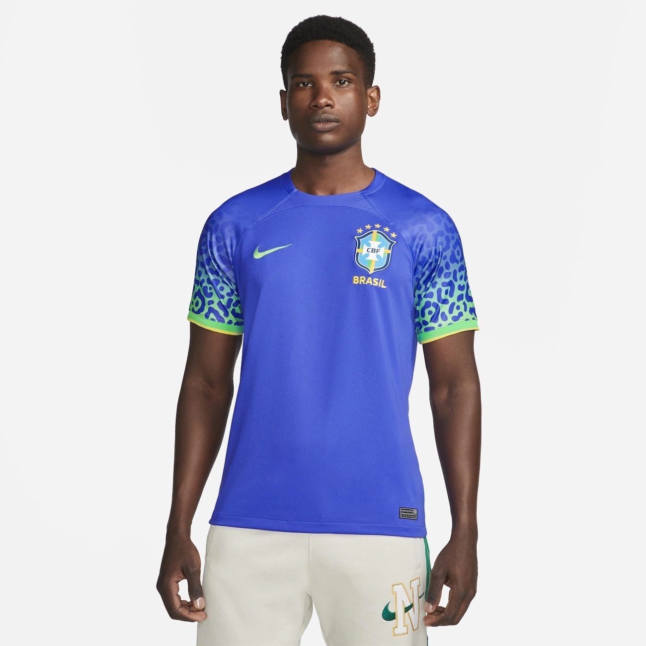 Peças esgotadas e polêmicas na web: por trás do uniforme do Brasil na Copa  - 09/08/2022 - UOL Nossa