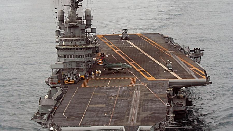 Porta-aviões foi afundado, segundo a Marinha - Arquivo - Poder Naval