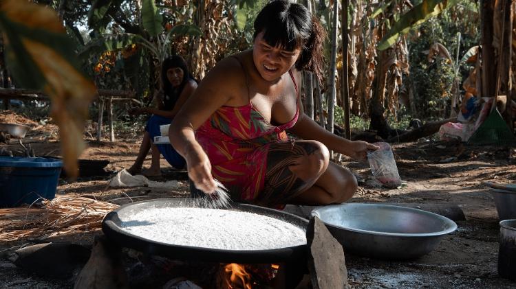 Xinguana prepara o beiju de tapioca, iguaria fundamental na alimentação dos indígenas do TIX - Sitah - Sitah