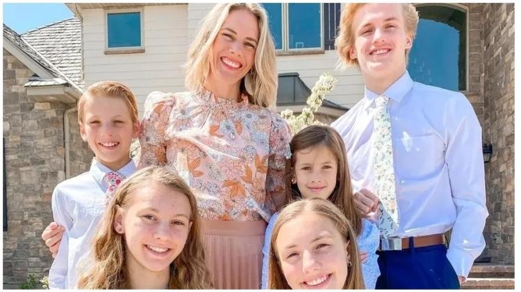 Ruby Franke em foto com os filhos; ela foi condenada por maus-tratos contra os herdeiros Ruby Franke em foto com os filhos; ela foi condenada por maus-tratos contra os herdeiros
