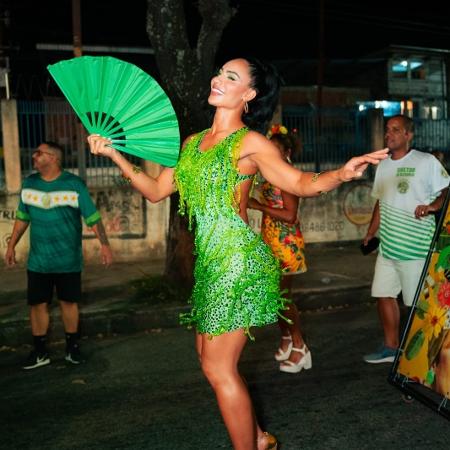 Carnaval 2024: Aline Mineiro exibe look de 9 mil reais em ensaio