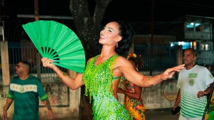 Carnaval 2024: Aline Mineiro exibe look de 9 mil reais em ensaio
