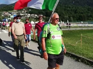 Aos 90 anos, italiano segue viagem de 2 mil km a pé para celebrar aniversário