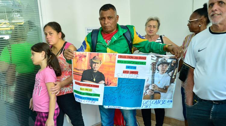 Antônio presta homenagem a Chrystian no velório do cantor