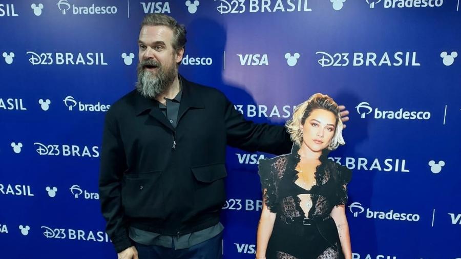 David Harbour leva Florence Pugh de papelão no D23