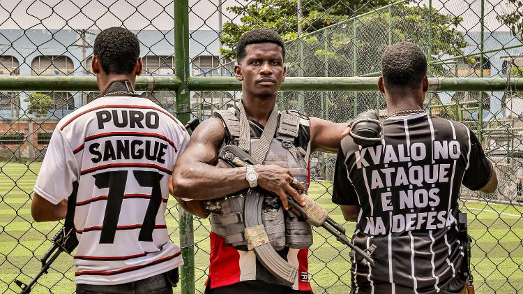 Diego Mister posa caracterizado nos bastidores do filme 'Na Linha de Fogo', no Complexo da Maré