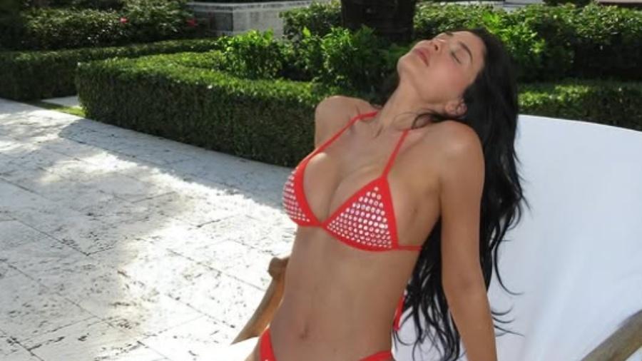 De biquíni, Kylie Jenner renova bronzeado De biquíni, Kylie Jenner renova bronzeado