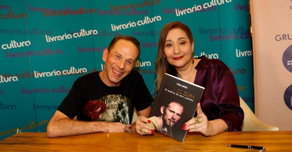 2.set.2015- Rafael Ilha posa com Sônia Abrão, autora de sua biografia "As pedras do meu caminho"