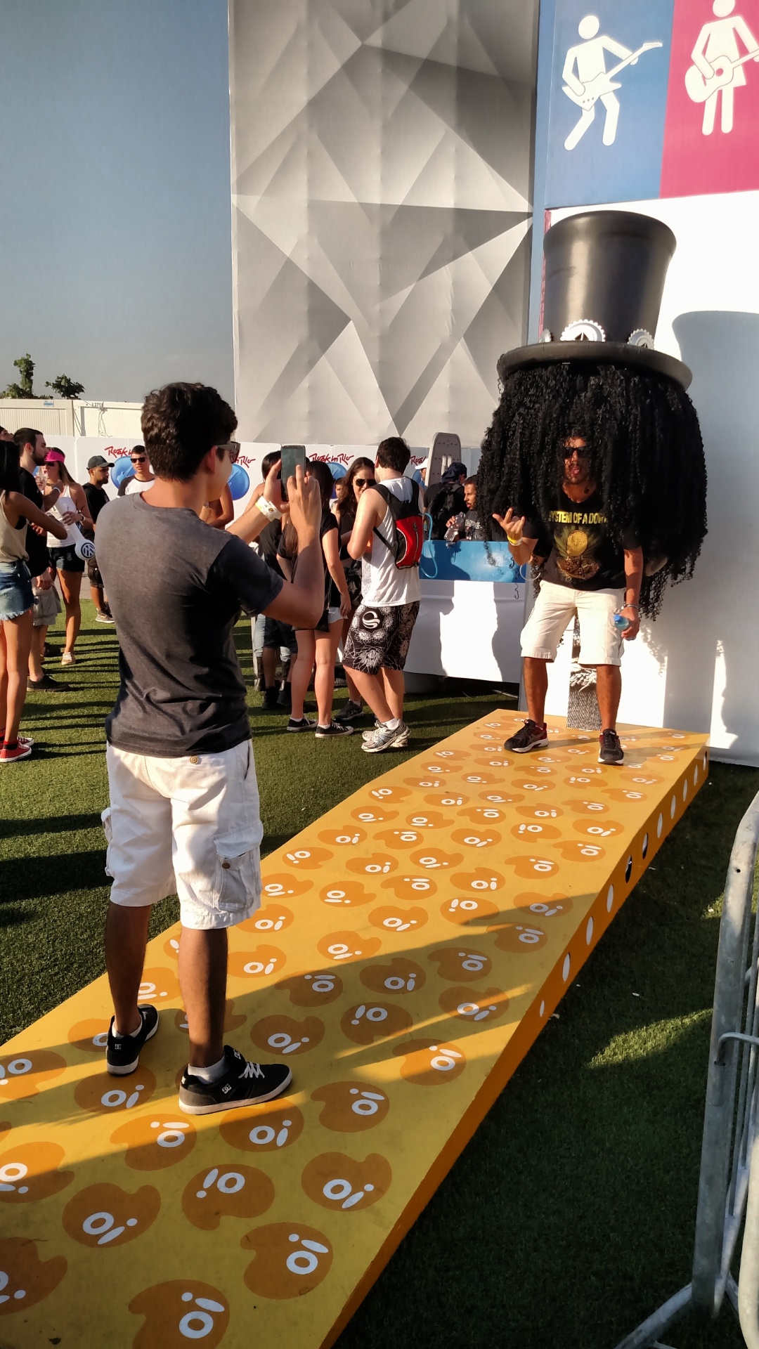 24.set.2015 - Um orelhão fantasiado de Slash virou febre no Rock in Rio. A atração chega a acumular mais de 70 fãs em momentos de pico. Todos em busca de uma foto usando a peruca do ex-integrante do Guns N' Roses - Leonardo Rodrigues/UOL