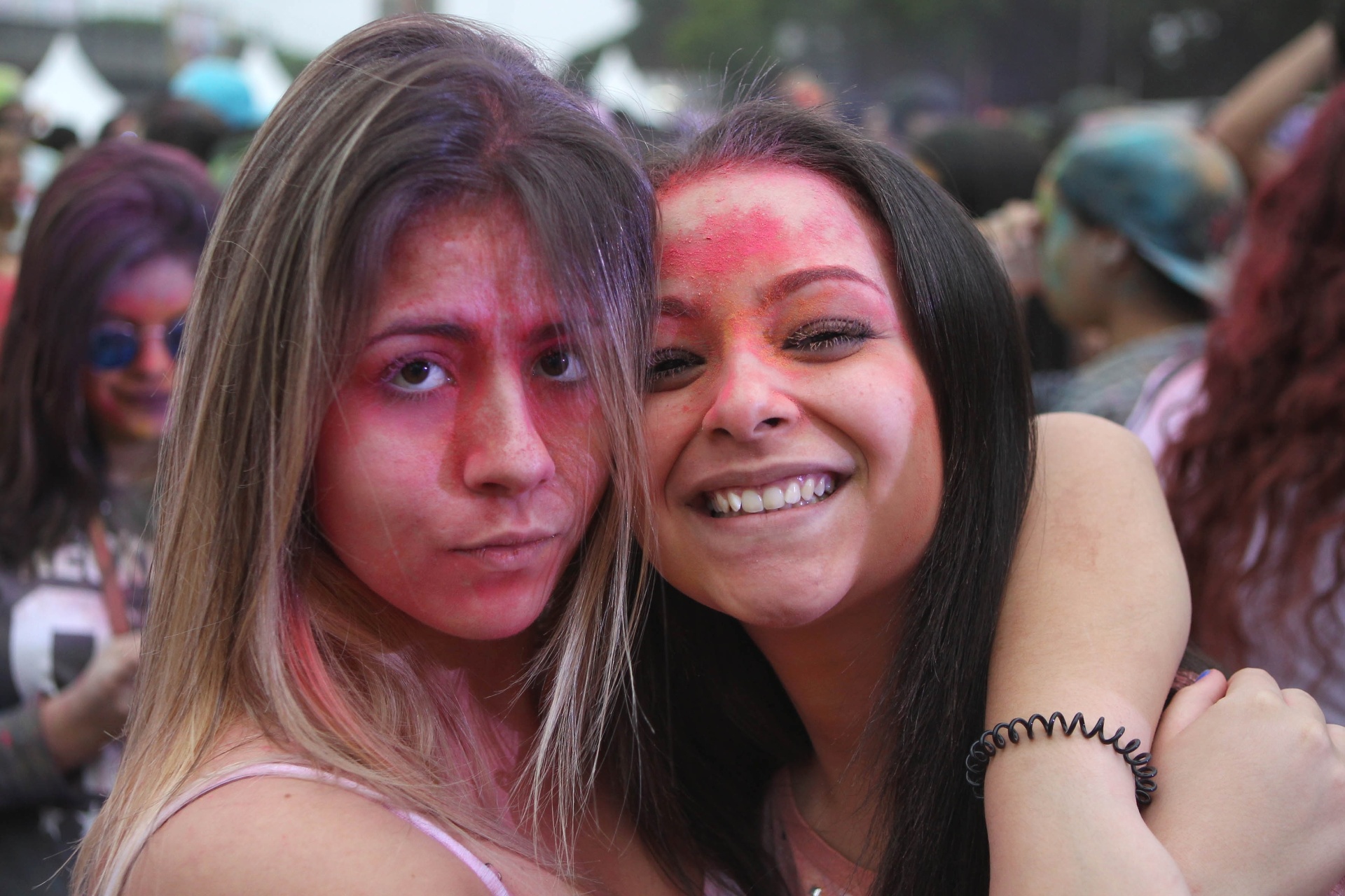 4.out.2015 - Festival Holi Color Brasil atrai muitos jovens na Arena Relâmpago, no Estádio da Portuguesa ? Canindé, em São Paulo, neste domingo - Junior Lago/UOL