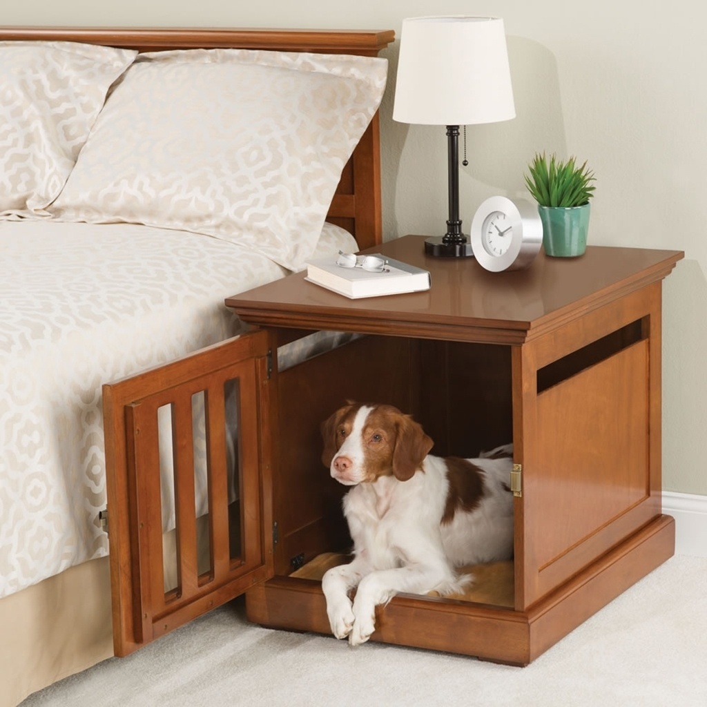 Produzida pela empresa norte-americana Hammacher Schlemmer (www.hammacher.com), a peça Nightstand Dog House funciona como criado-mudo e, também, como cama para cachorro. O móvel é fabricado em MDF revestido com verniz atóxico - Divulgação