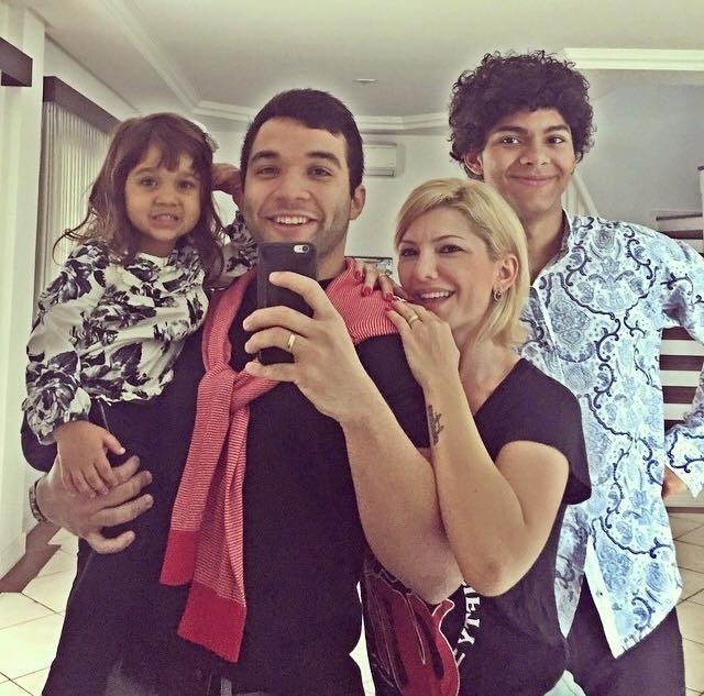 Família completa: Jonathan Costa com a filha, Maithê Costa, no colo e Antonia Fontenelle com o filho Samuel - Reprodução/Facebook/Jonathan Costa