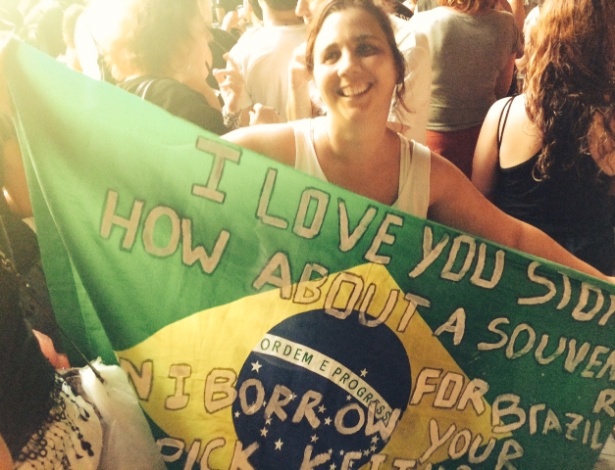 20.fev.2016 - Margarida Chacur, fã de Rolling Stones, leva bandeira com recados para a banda no show do Maracanã, no Rio - Tiago Dias/UOL