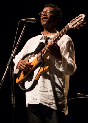 4.mar.2016 - O músico sul-africano Neo Muyanga durante o espetáculo "Revolting Music - Inventário das Canções de Protesto Que Libertaram a África do Sul", no MITsp - Caio Campos/Divulgação