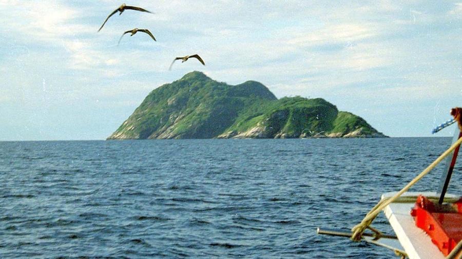 Passeios de barco levam turistas para os arredores da Ilha das Cobras, a 35 km da costa de Itanhaém