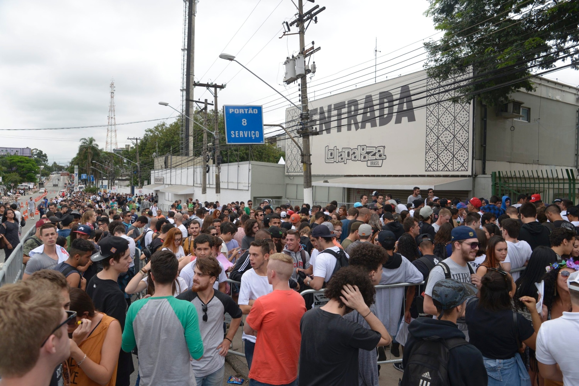 12.mar.2016 - Público aguarda na fila a abertura dos portões para o primeiro dia do Lollapalooza Brasil 2016 - Rafael Roncato/UOL