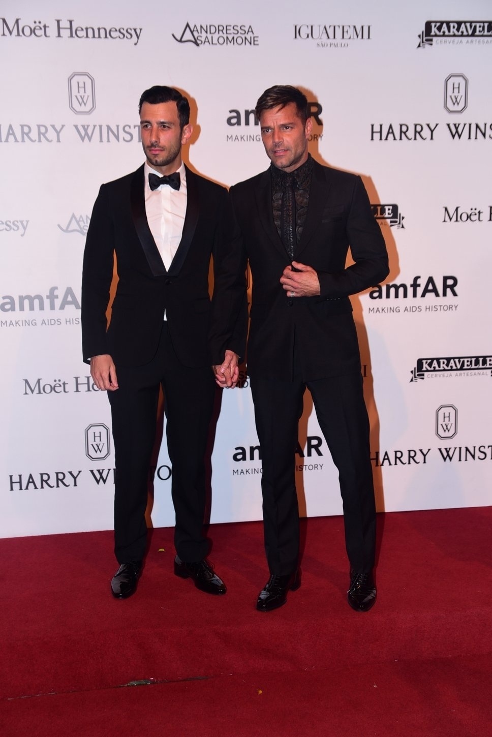 15.abr.2016 - Ricky Martin chega acompanhado do novo namorado, o cantor e artista plástico Jwan Yosef, ao baile da amfAR em São Paulo - Léo Franco e Denilson Santos/AgNews