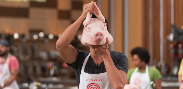 Participantes do "MasterChef" preparam receita com cabeça de porco - Divulgação/Band