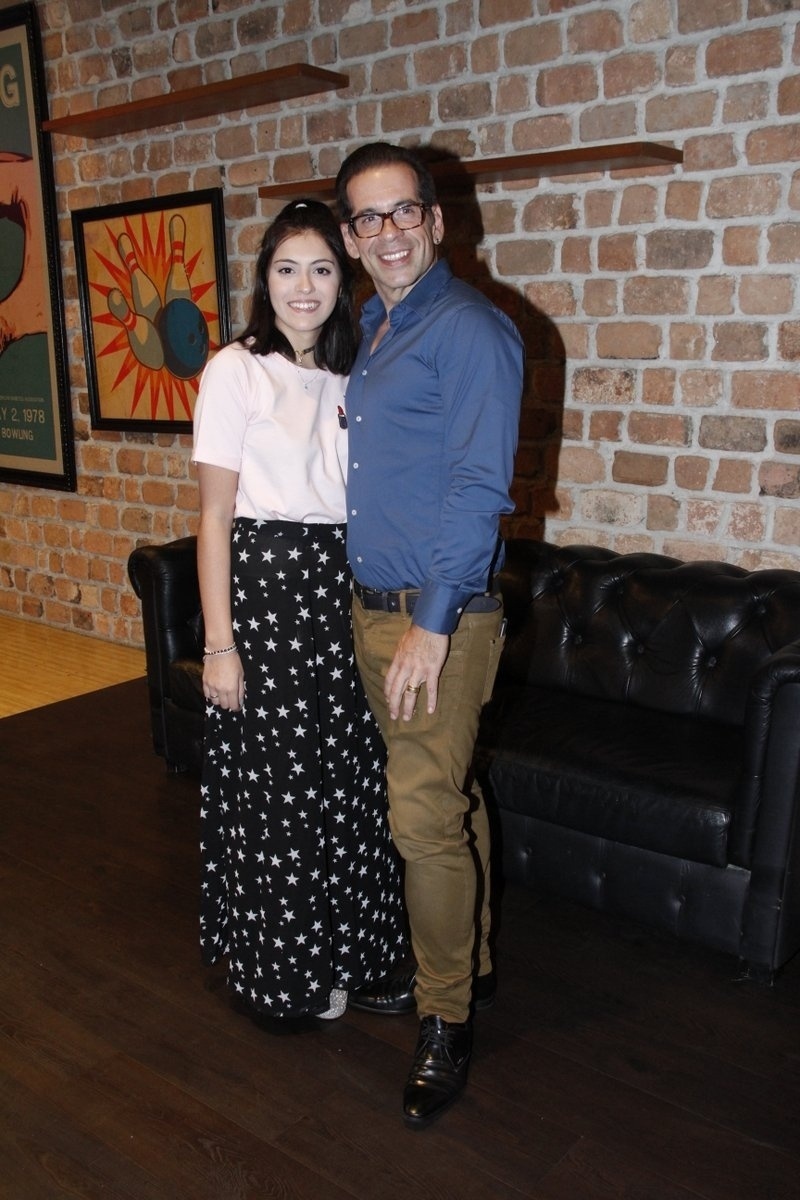 28.nov.2016 - Leandro Hassum lança a série "A Cara do Pai" ao lado da filha, Pietra, em boliche na Barra da Tijuca, zona oeste do Rio de Janeiro - Marcos Ferreira/Brazil News