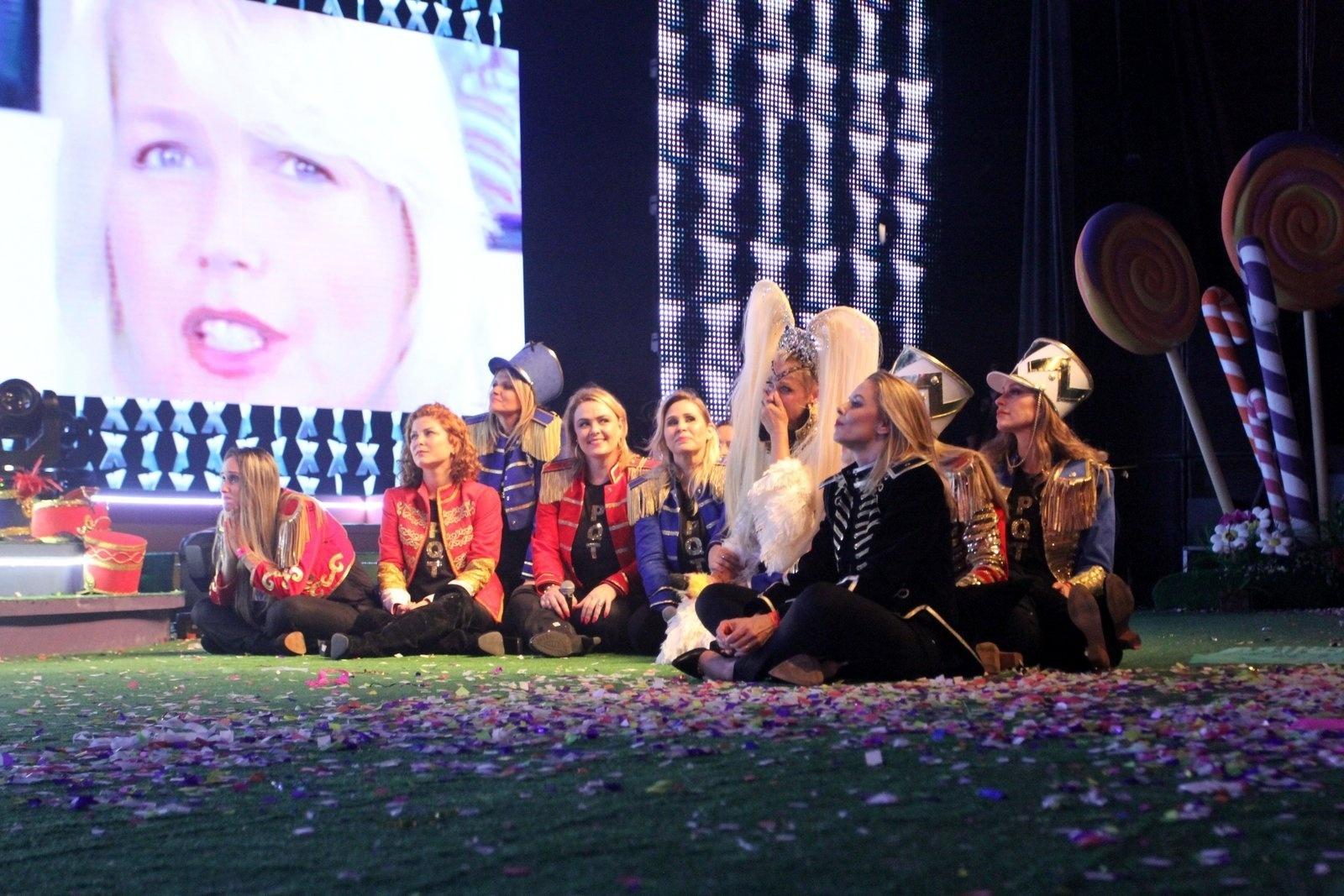 Deu climão: Xuxa ganha homenagem de ex-paquitas durante show no Rio - Thyago Andrade/Brazil News