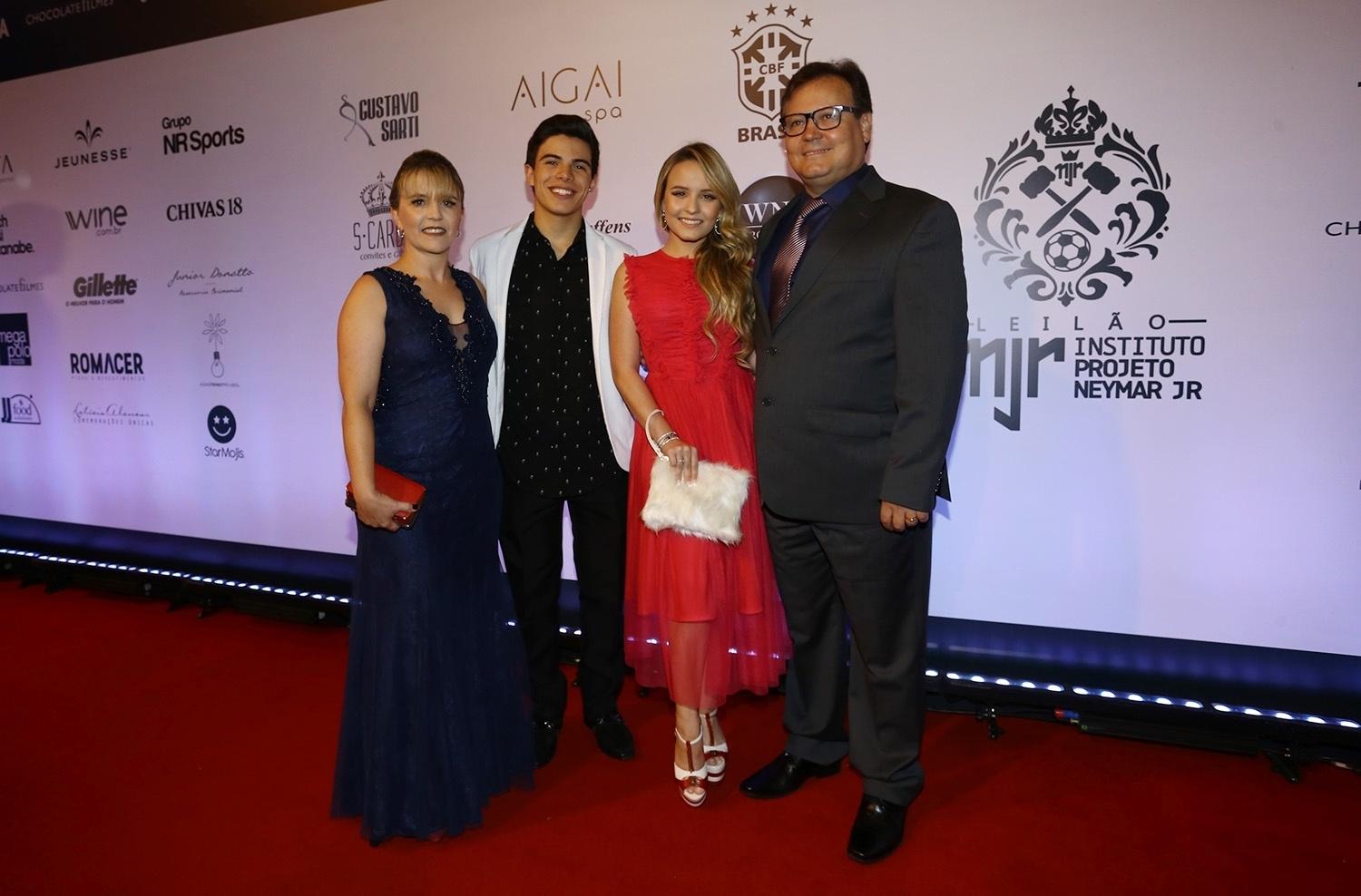 Larissa Manoela posa com os pais e Thomaz Costa, apontado como seu atual namorado, em leilão do Instituto Neymar em São Paulo - Manuela Scarpa, Iwi Onodera e Cláudio Augusto/Brazil News