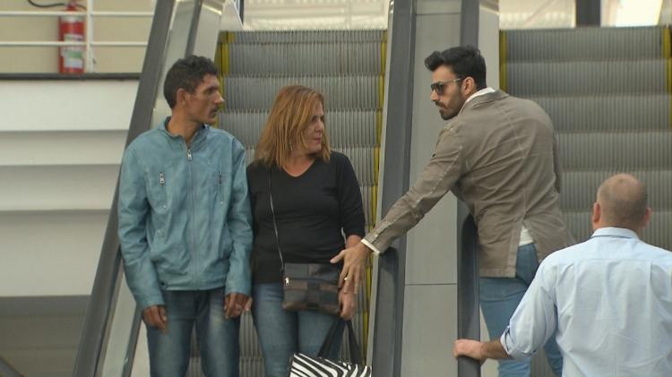 Ator Moreno Nunes sensualiza na escada rolante em "Câmera Escondida" do "Programa Silvio Santos" - Reprodução/SBT - Reprodução/SBT