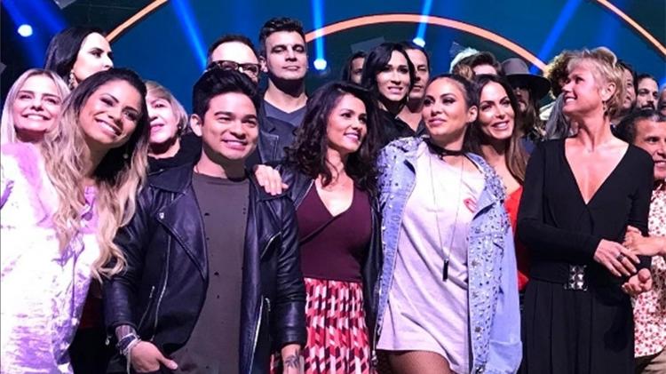 Suzana Alves posa com Xuxa e o elenco do "Dancing Brasil 2" - Reprodução/Instagram - Reprodução/Instagram