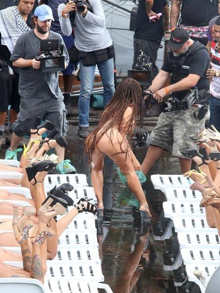 Anitta grava seu novo clipe, "Vai, Malandra", no morro do Vidigal, no Rio de Janeiro - AgNews