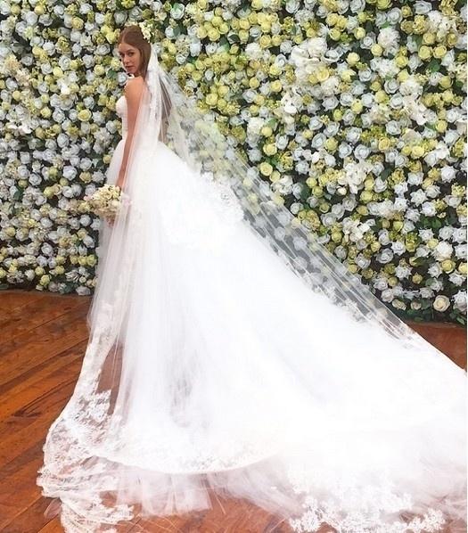O vestido de Marina tinha um véu longo todo bordado na barra, um modelo exclusivo de Dolce&Gabbana para a noiva, que já desfilou várias vezes para a grife famosa - Reprodução/Instagram