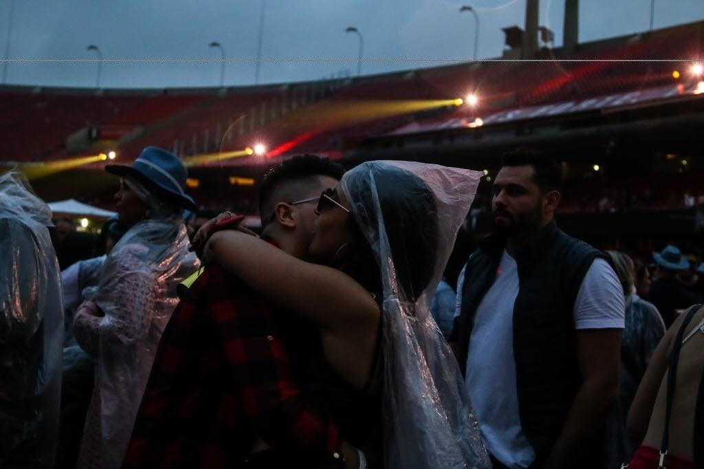 Pegação e clima de romance no VillaMix Festival São Paulo, no Estádio do Morumbi - Amanda Perobelli/UOL