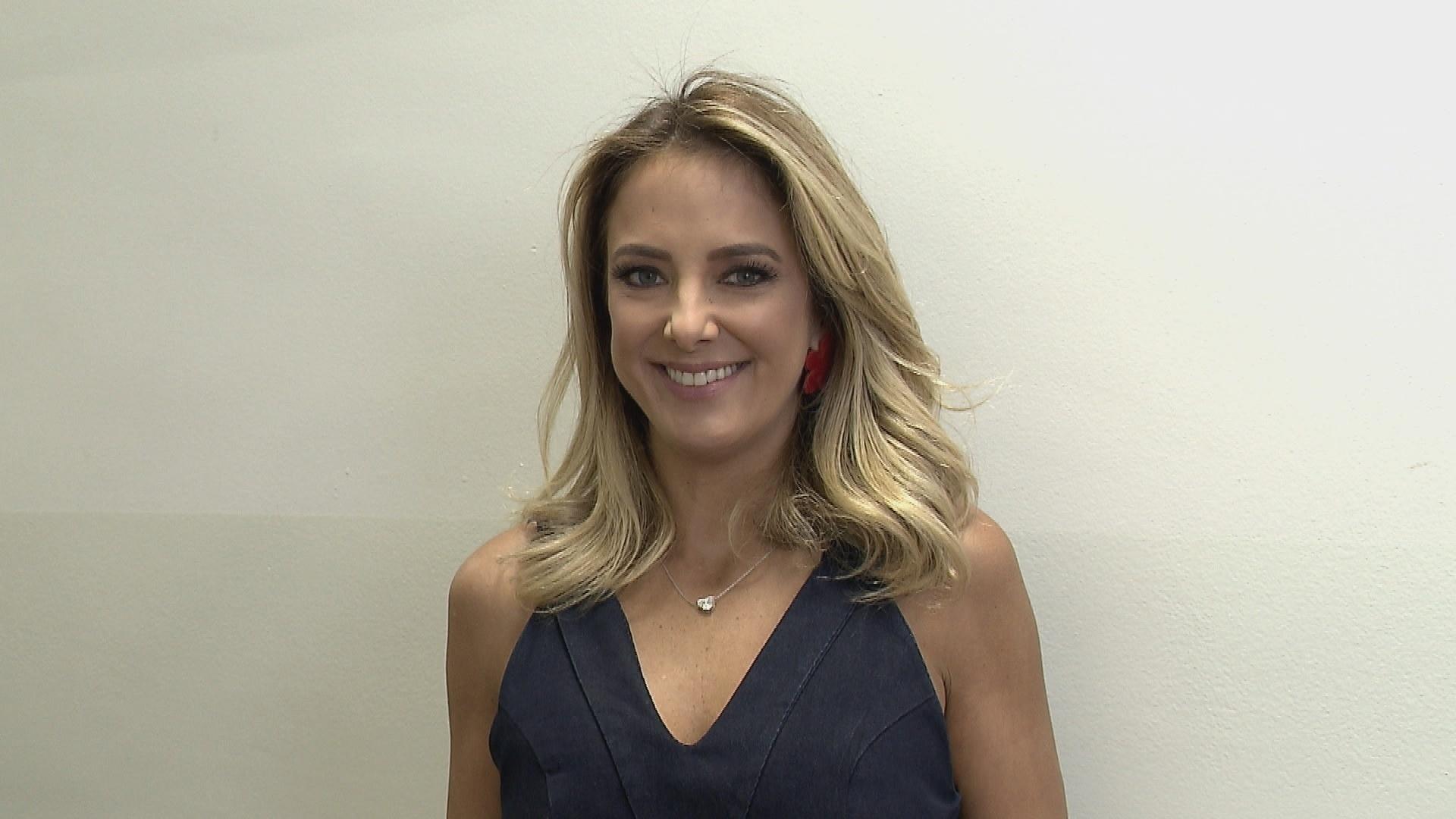 Ticiane Pinheiro antes de transformar o visual. A apresentadora encarna uma mulher pobre que pede ajuda na rua - Divulgação/TV Record