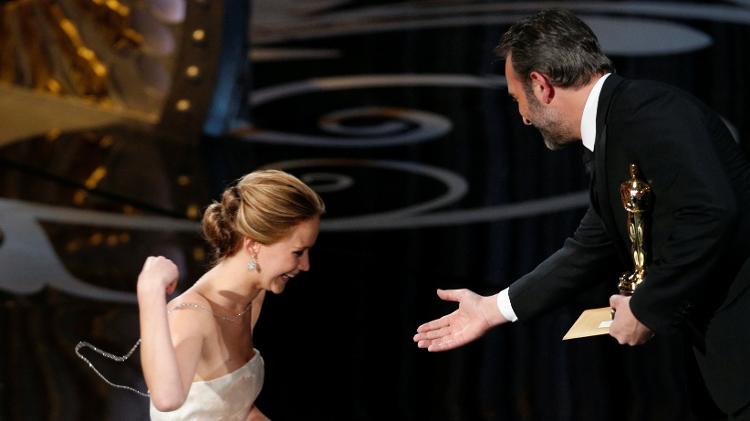 Jennifer Lawrence cai durante o Oscar 2013 -  REUTERS/Mario Anzuoni -  REUTERS/Mario Anzuoni