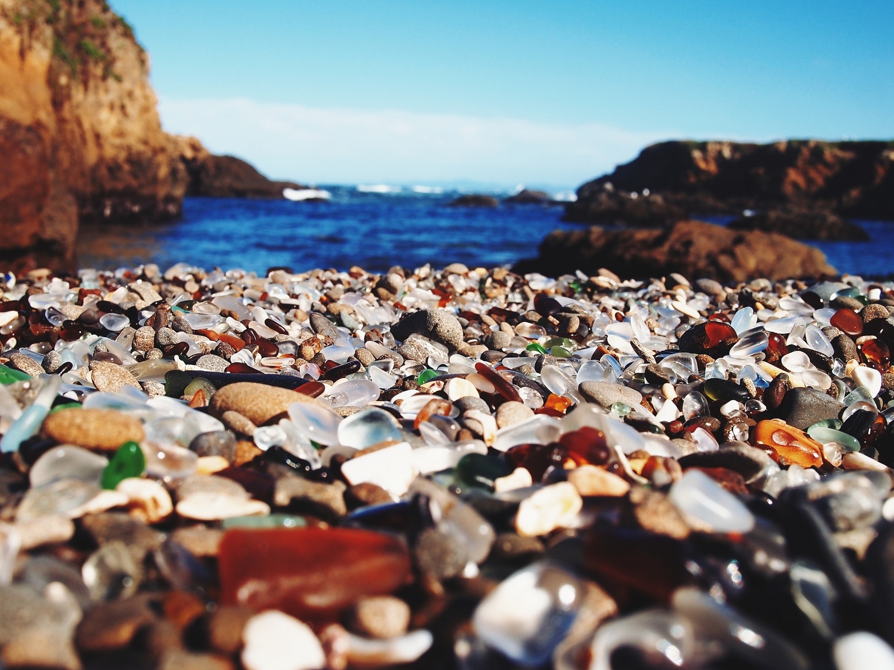 Por que esta praia da Califórnia é coberta de vidros coloridos? -  11042018 - UOL Nossa