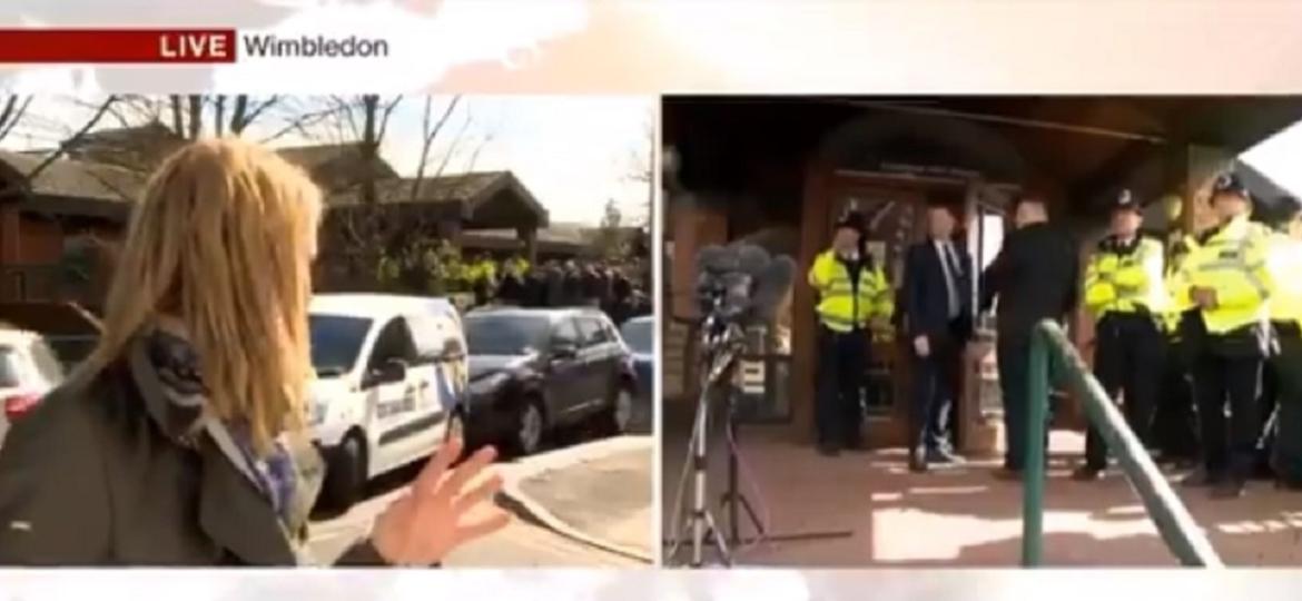 TV registra batida entre três carros ao vivo; repórter se assusta - Reprodução/BBC