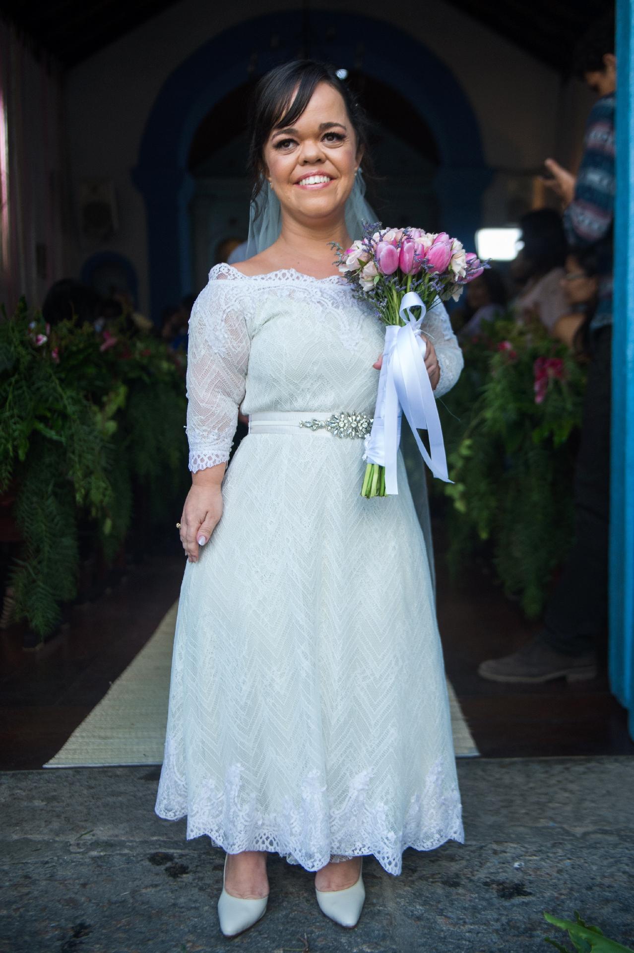 Estela (Juliana Caldas) se casa com Amaro (Pedro Carvalho) em "O Outro Lado do Paraíso" - Raquel Cunha/TV Globo