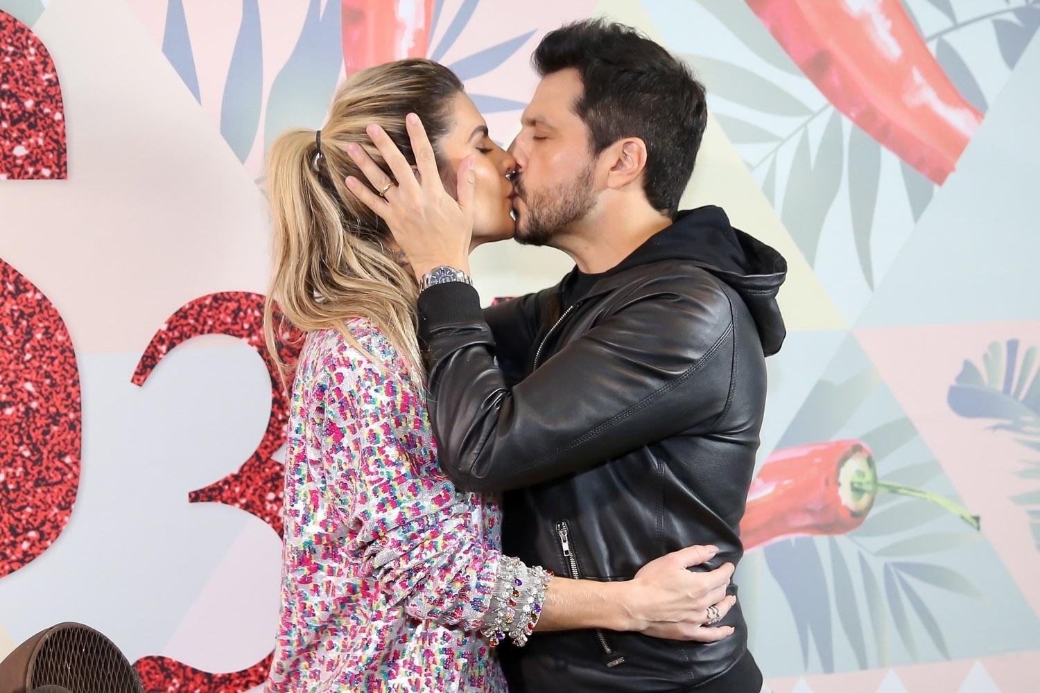 Mirella Santos e Ceará se beijam na festa de aniversário da mulher do humorista - Manuela Scarpa/Brazil News