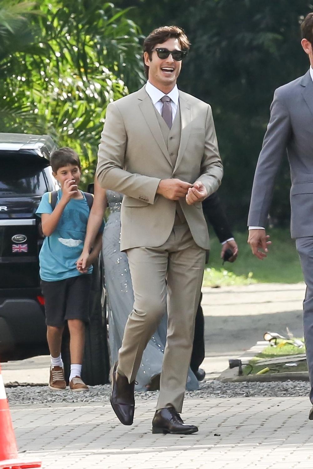 André Resende chega sorridente para se casar com Isis Valverde - Roberto Filho/Brazil News