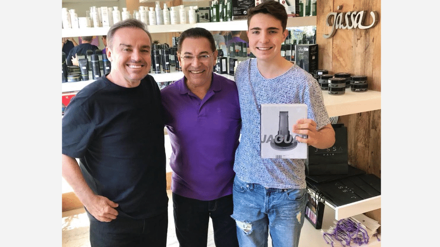 Gugu ao lado do cabeleireiro Jassa e do filho, João Augusto - Reprodução/Instagram