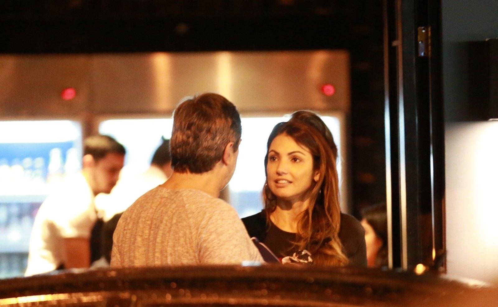 Patrícia Poeta e Zeca Camargo, apresentadores do programa "É de Casa", da Globo, divertiram-se na noite desta sexta-feira (3) em um bar no Leblon, no Rio de Janeiro - Thiago Martins/AgNews