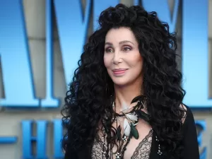 Cher revela 'choque' ao descobrir nome errado registrado em sua certidão