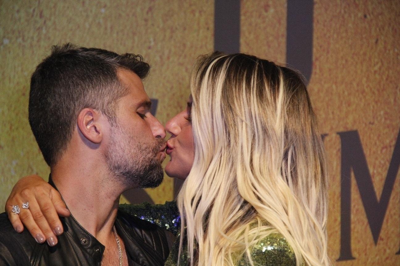 Bruno Gagliasso e Giovanna Ewbank trocaram beijos na festa de "O Sétimo Guardião" - AgNews