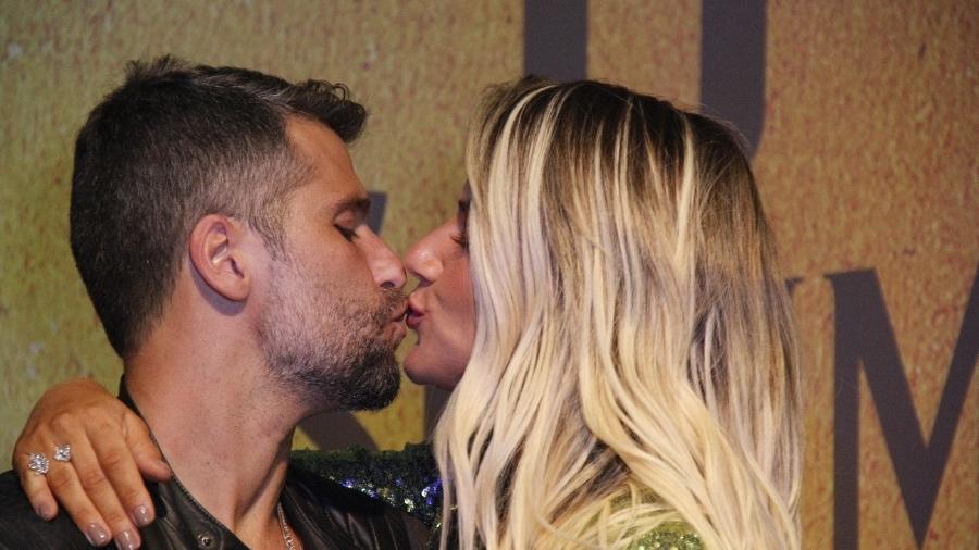 Bruno Gagliasso e Giovanna Ewbank trocaram beijos na festa de "O Sétimo Guardião" - AgNews