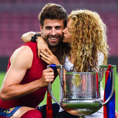 Shakira e Gerard Piqué com o troféu do Barcelona  - Getty Images