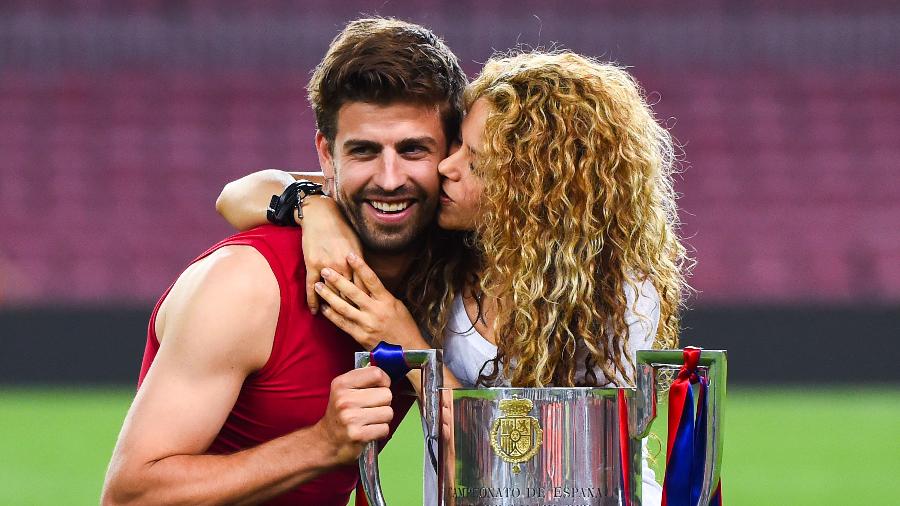 Shakira e Gerard Piqué com o troféu do Barcelona  - Getty Images