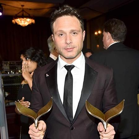 Nic Pizzolatto com os dois troféus do sindicato de roteiristas que venceu por "True Detective" - Divulgação/IMDb - Divulgação/IMDb